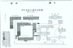 刺桐則約植於其西側的寮庭內(圖中央白色區域)。