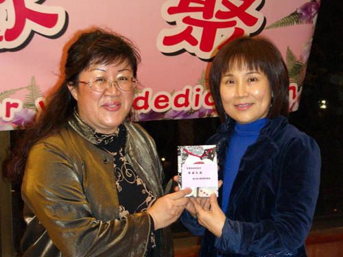 校長致贈紀念品予退休教師陳玉貞