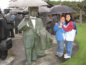 邱老師與小兒子良能攝於朱銘美術館