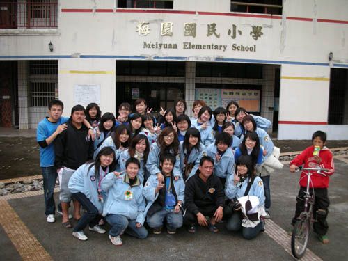 山服社51期隊員合影於梅園國小前