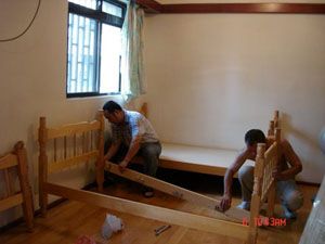 為即將入住的學生整理房舍、床舖