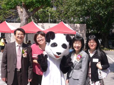 親子活動區–貓熊姐姐一起來同樂。