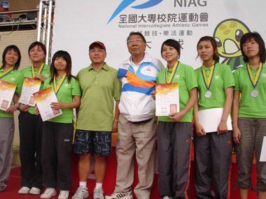女子團體賽奪銀，球員與黃俊清主任、中華民國木球協會秘書長周仲忽合影。