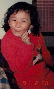 很少女孩子會擺出這樣滑稽的表情。