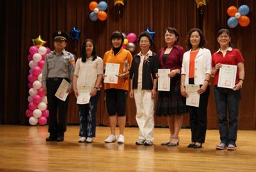 校長頒發「資深教職員工獎」。