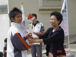 5月5日全大運聖火傳遞至本校，由校長黃秀梨親自接棒。