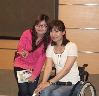 余秀芷演講結束後與讀者合影。