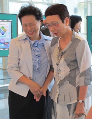 感謝歷任校長們的奠基擘劃。黃校長與林前校長（右）。