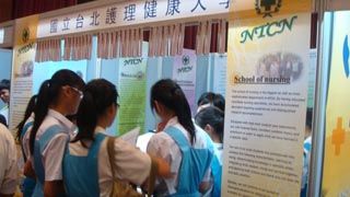 吉隆坡展場當地學生參觀本校攤
