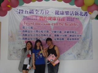 學生們簽署健康宣言，心口合一，展現健康企圖。