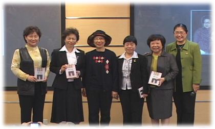 首映會中由林前校長代表製作群致贈紀錄片予北護等協助單位。