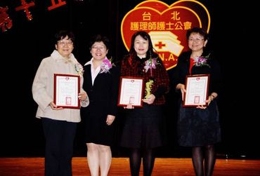 圖3：曹麗英教授、高靖秋理事長、簡翠薇講師、蔡秀鸞教授。