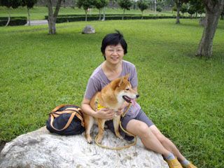 劉老師與愛犬（逍晴兒）。