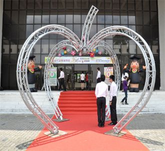 入口處的青蘋果展開今年度的畢業典禮序幕。