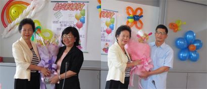 （左）蕭淑貞老師（右）李坤福先生接受校長的祝福！