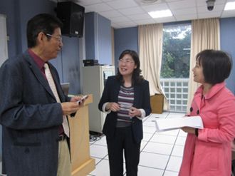 楊執行長、曾雅玲副教與鍾聿琳教授意見交換。