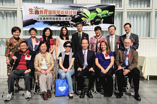 3.	劉司長、楊副校長（中坐者）與海內外學者合影。