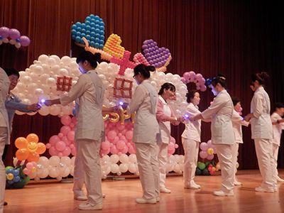 護理系師長傳光給學生，象徵傳承護理精神