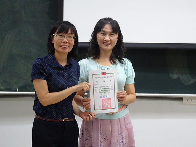 林惠如教務長頒發感謝狀于曾素秋副教授