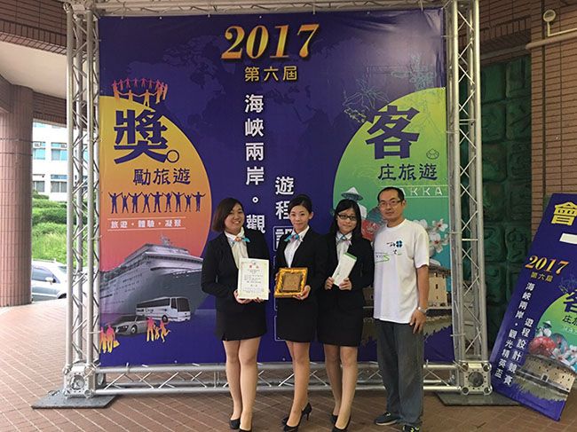 獲獎同學(由左而右為柯玟妤、許育菱、謝慧玫)與指導教師陳冠仰合影