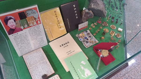 圖為朱校長著作、收藏展示專區之一角