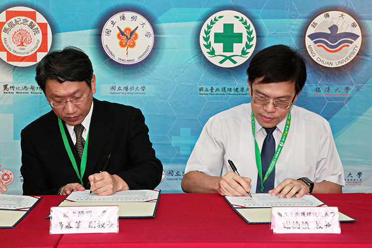 五校聯合簽約儀式分別為國立陽明大學楊慕華副校長(左)與本校謝楠楨校長(右)