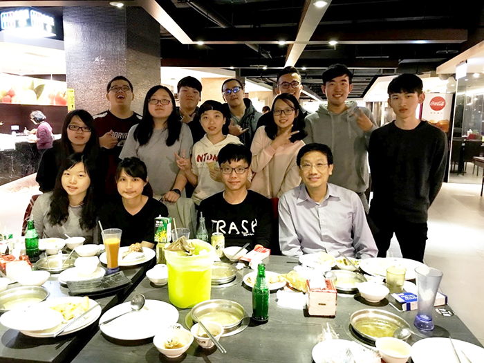 祝國忠老師與學生合照（前排右一）