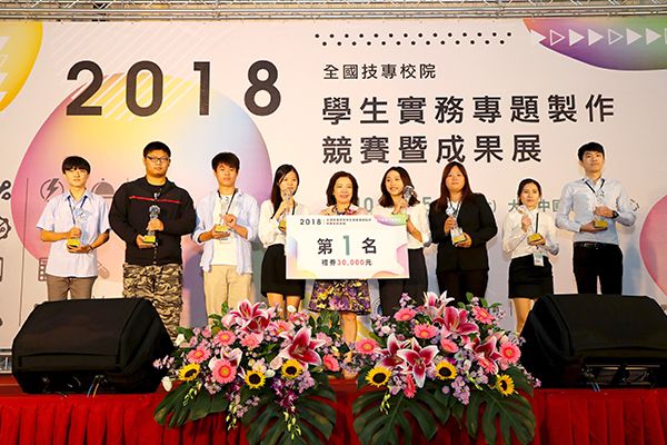 最右為國北護健管系學生代表吳青修