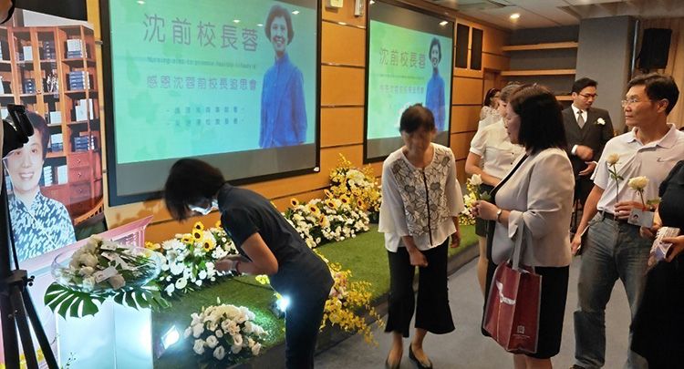 一一獻花，並表追思