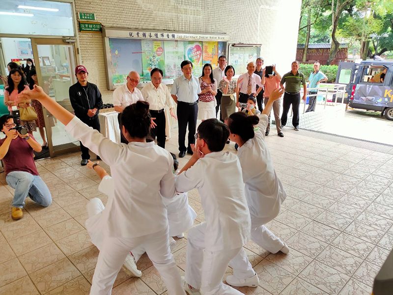 護理系學會學生表演洗手舞為本活動揭開序曲
