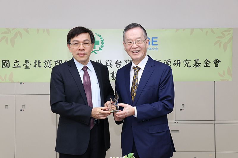 基金會簡又新大使與北護大謝楠楨校長雙方交換簽約紀念品合影