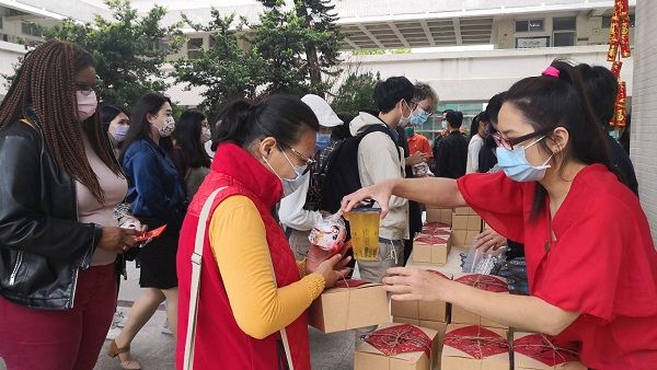 春節體驗活動發放年菜餐盒