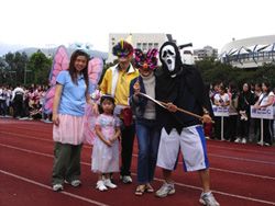 辰新托兒所小朋友的「討糖」活動，大小朋友同歡。