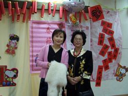 深耕北護42年，黃和美老師獲頒「功在北護」獎座。