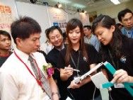 技職司長張國寶到本校參展攤參觀位