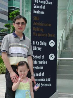 林老師與其四歲的女兒。