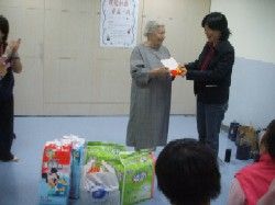 北護學院致送暖暖相抱愛的禮物，請聖安娜之家的修女接收。